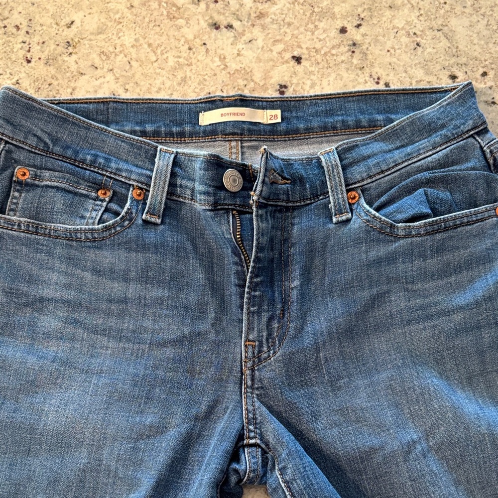 Levi's Women's Boyfriend Jeans in Medium Blue Wash